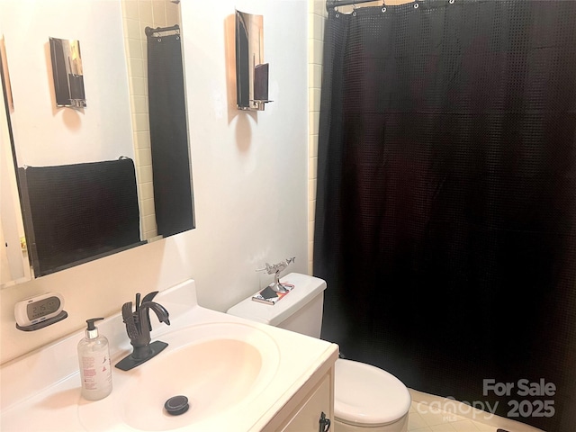 bathroom featuring a shower with curtain, vanity, and toilet