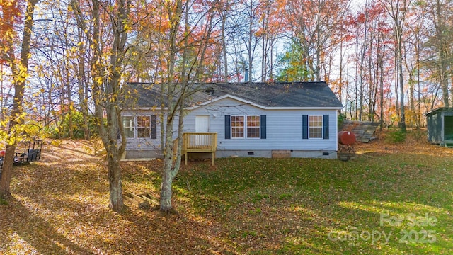 view of front of property with a front lawn