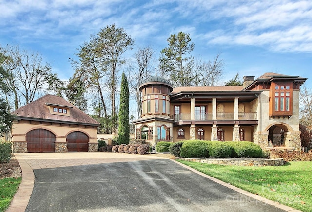 view of front of house with a balcony