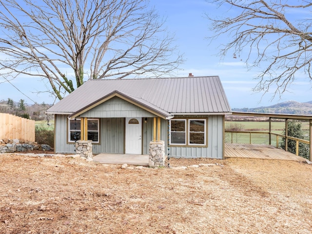 view of front of home featuring a mountain view