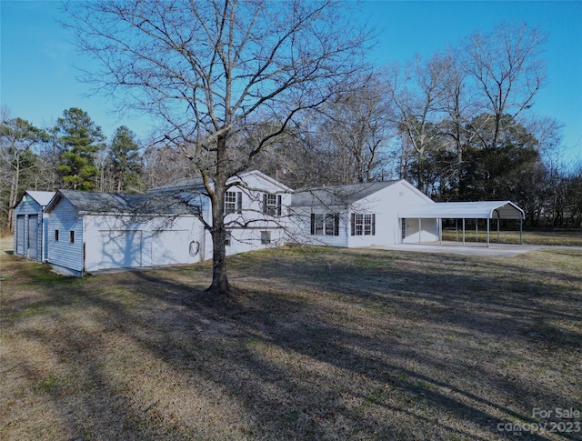 view of front facade with a front lawn