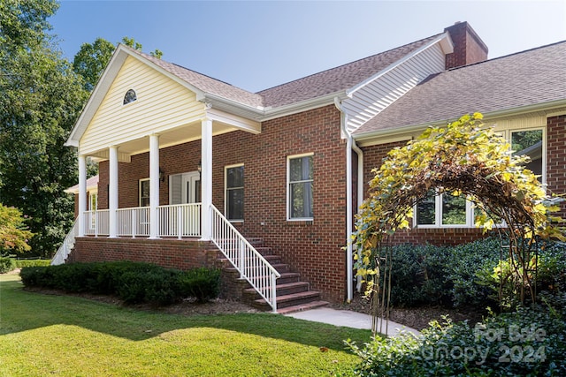 view of front facade featuring a front yard and a porch