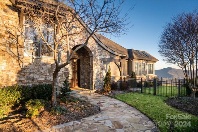 view of front of house with a front lawn and a mountain view