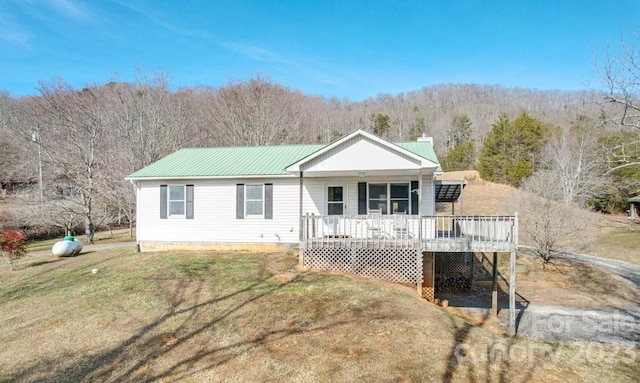 view of front of home featuring a wooden deck and a front yard