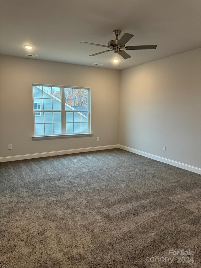 carpeted empty room featuring ceiling fan