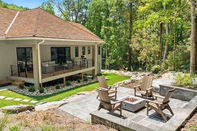 view of patio featuring an outdoor living space with a fire pit