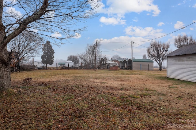 view of yard featuring an outdoor structure