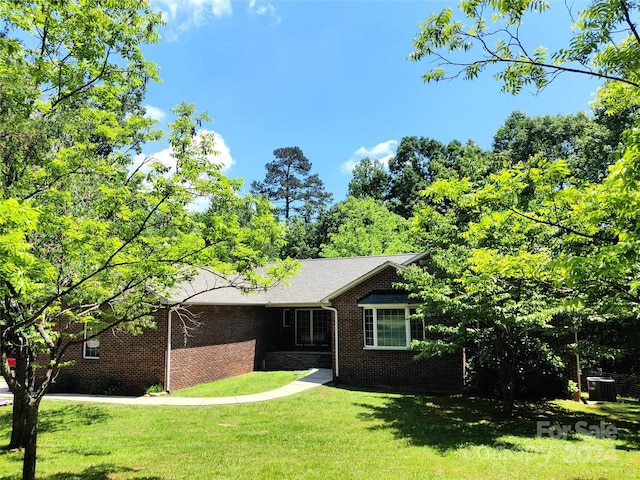 view of front facade featuring a front yard