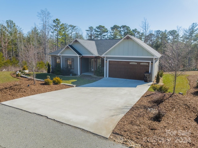 view of front of home featuring a front lawn and a garage