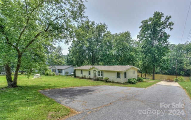 ranch-style home with a front yard