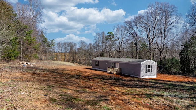 view of yard with an outdoor structure