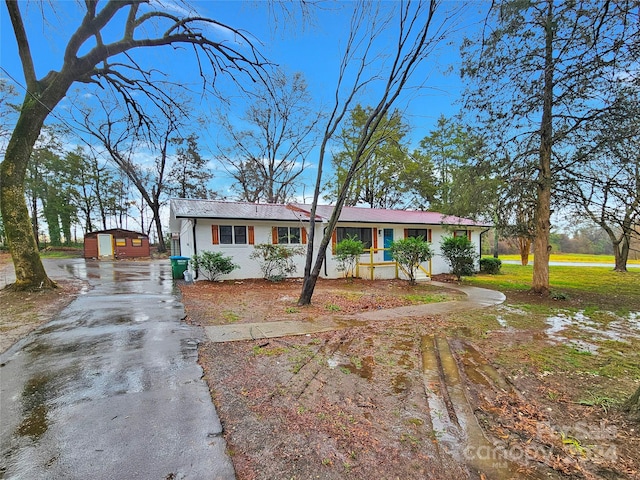 single story home featuring a porch