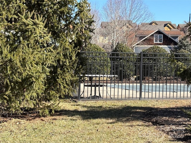 view of swimming pool featuring a yard