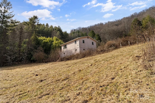 view of yard featuring a wooded view