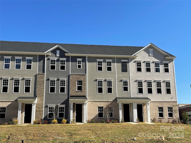 view of front of house featuring a front yard