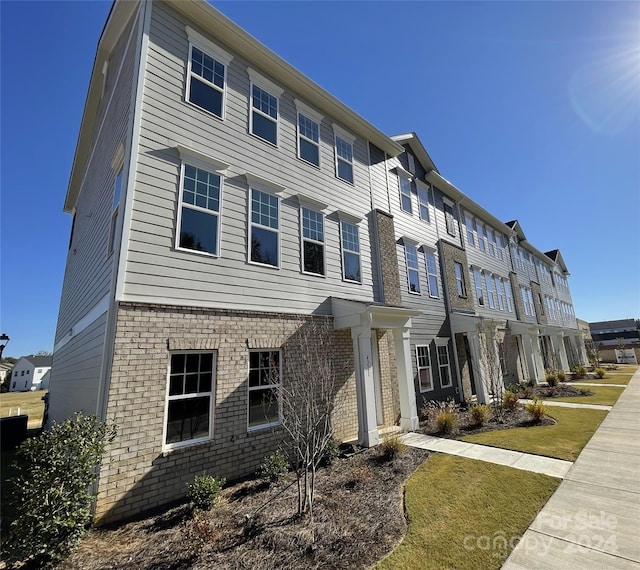 view of front facade with a front yard