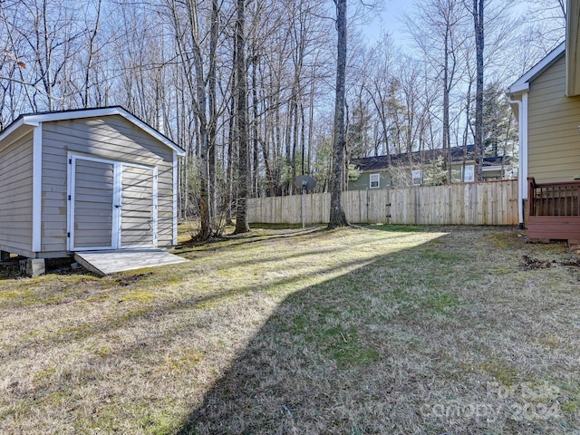 view of yard with a storage unit