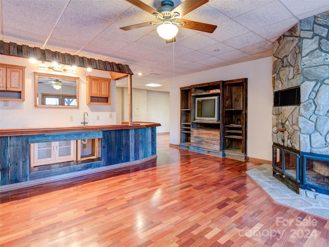 bar with ceiling fan, sink, and hardwood / wood-style flooring