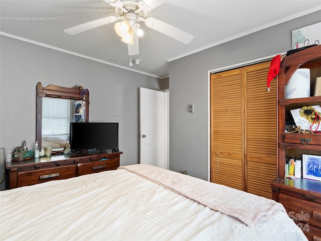 bedroom featuring ceiling fan, crown molding, and a closet