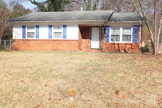 ranch-style home featuring a front lawn