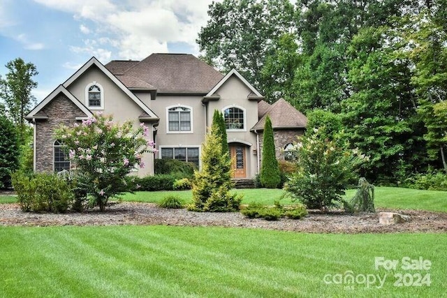 view of front of house featuring a front lawn