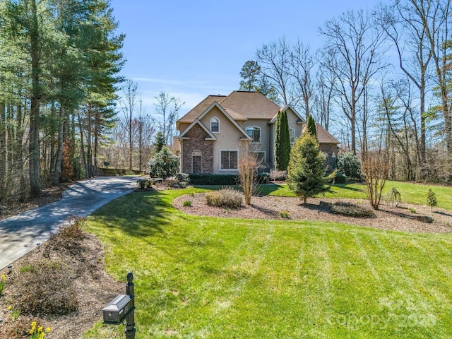 view of front property featuring a front yard