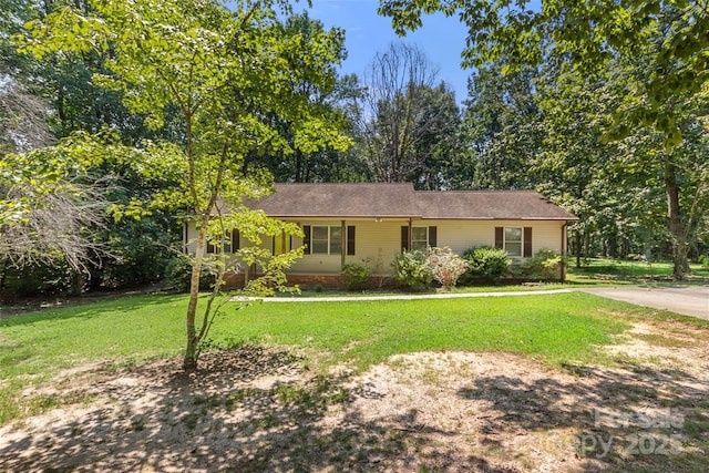 ranch-style house featuring a front lawn