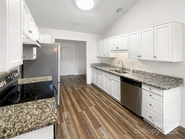 7210 Morningdew Ct, Denver, NC 28037 - kitchen featuring appliances with stainless steel finishes, a sink, under cabinet range hood, vaulted ceiling, and white cabinetry