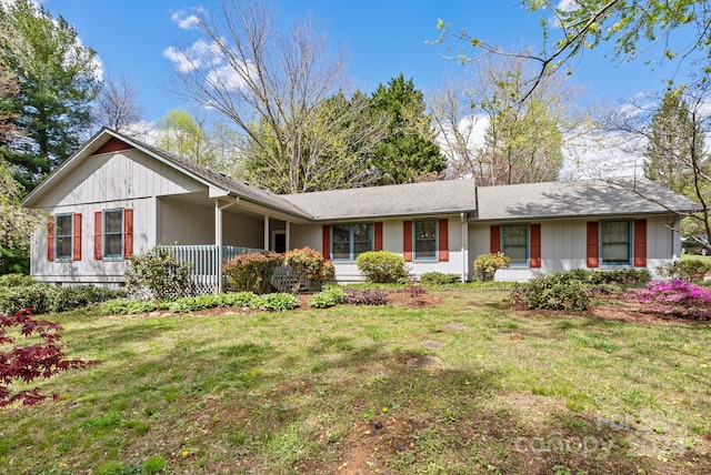 ranch-style home featuring a front lawn