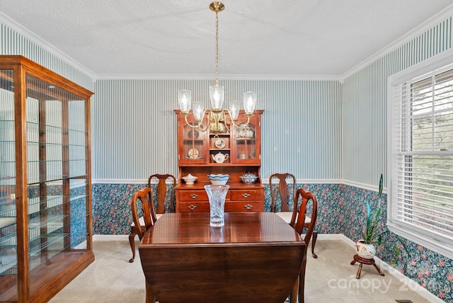 dining area featuring light carpet, a textured ceiling, crown molding, and an inviting chandelier