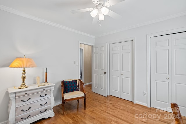 living area featuring light hardwood / wood-style floors, crown molding, and ceiling fan