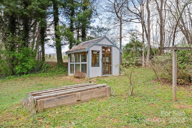 view of outdoor structure featuring a yard