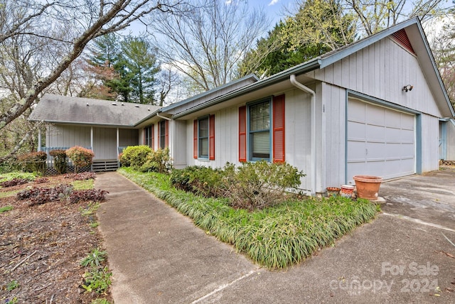 single story home featuring a garage