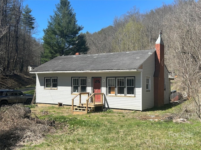 single story home featuring a front yard