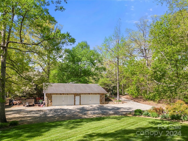 view of front facade featuring a garage and a front lawn