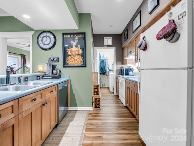 kitchen with ceiling fan, light hardwood / wood-style floors, white appliances, and sink