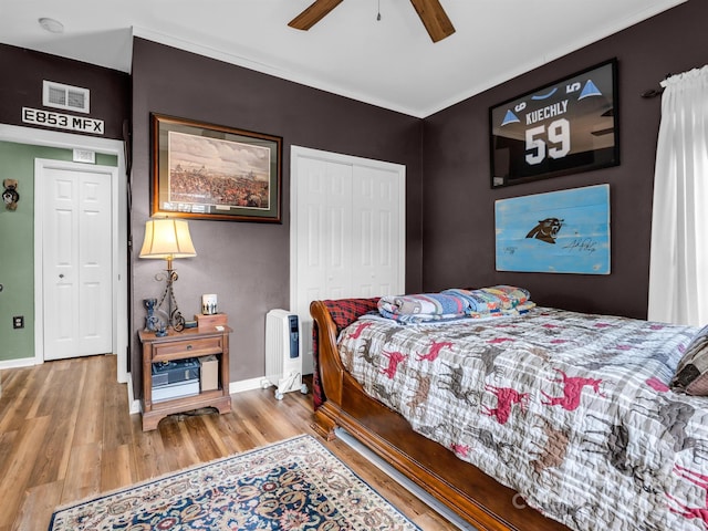 bedroom with light hardwood / wood-style floors, a closet, and ceiling fan