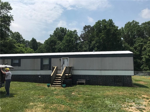 view of front of home featuring a front yard