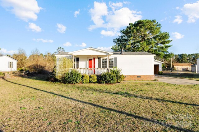 view of front of home with a front yard