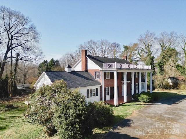 view of front facade with a porch and a front lawn