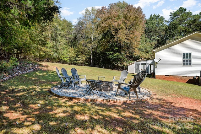 view of yard featuring a fire pit