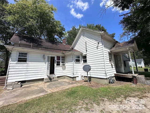 view of front of home featuring a front lawn and a patio