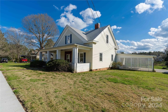 view of front facade featuring a porch and a front lawn