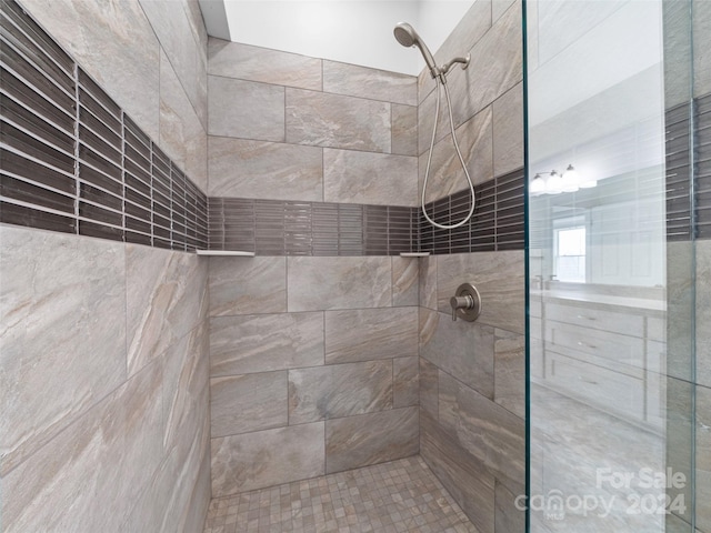 bathroom featuring tiled shower