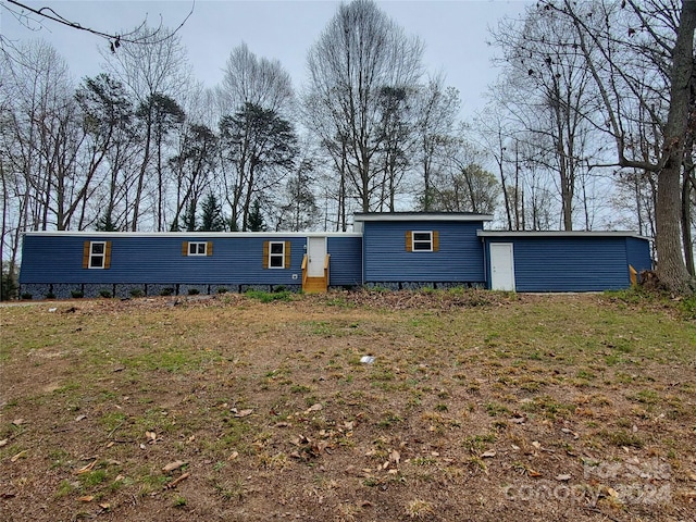 view of front facade featuring a front lawn