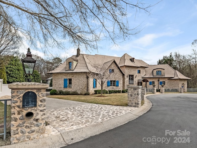 view of front of home featuring a front lawn