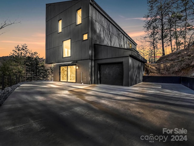 view of front facade featuring a garage