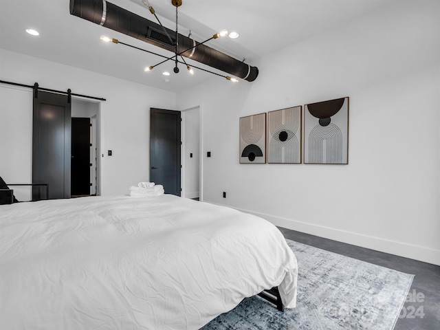 bedroom featuring a barn door