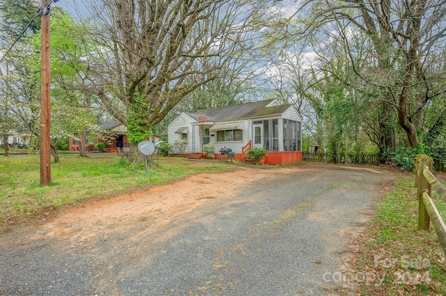 single story home with a front lawn