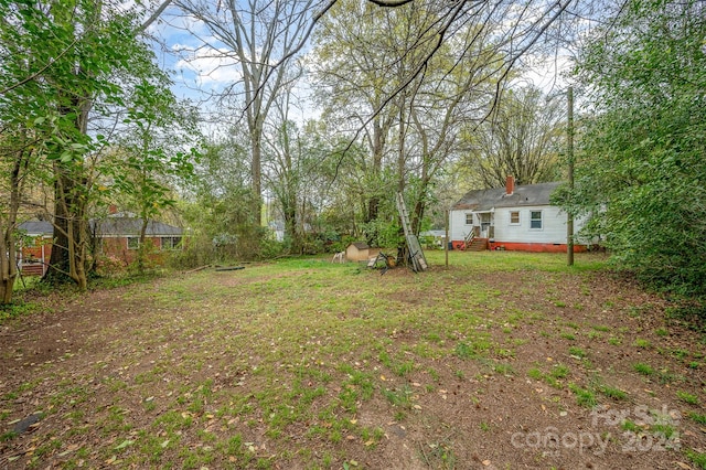 view of yard with a shed